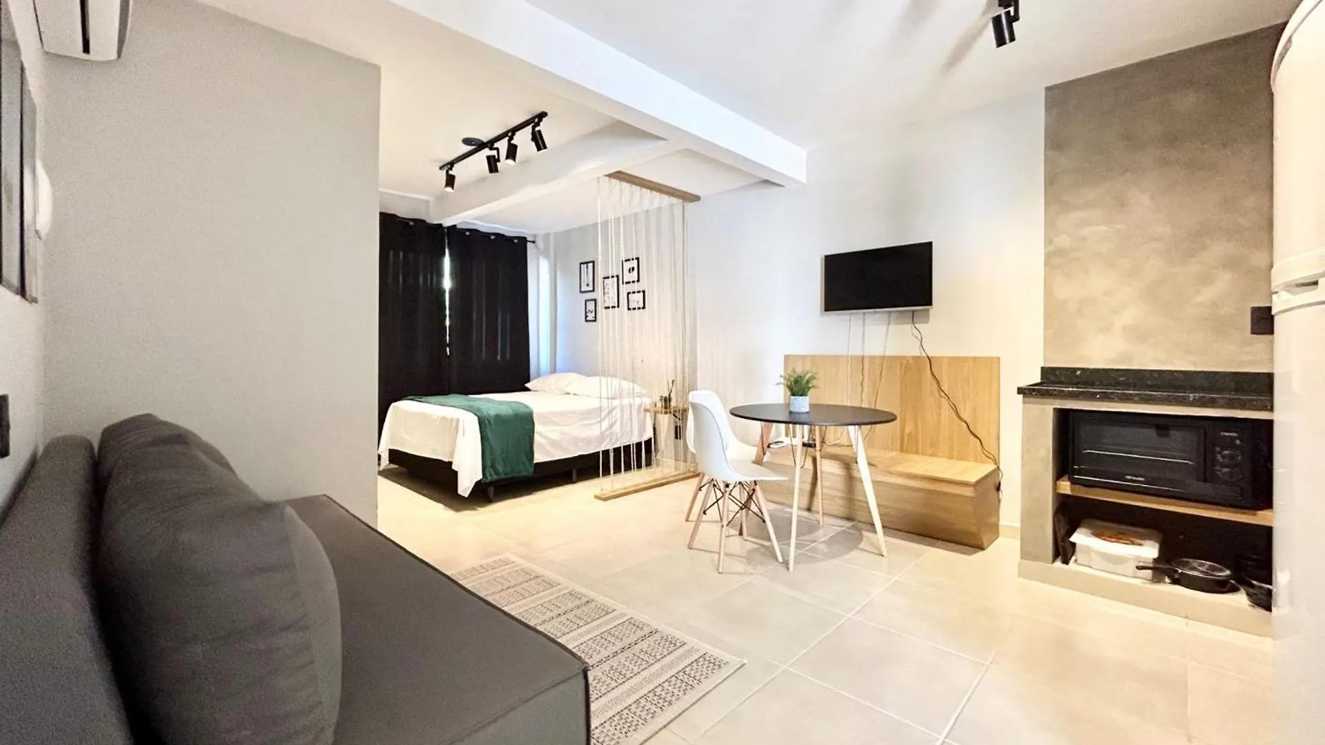 002 - Apartamento Monoambiente Em Lindo Residencial Com Piscina Na Praia De Bombas Bombinhas