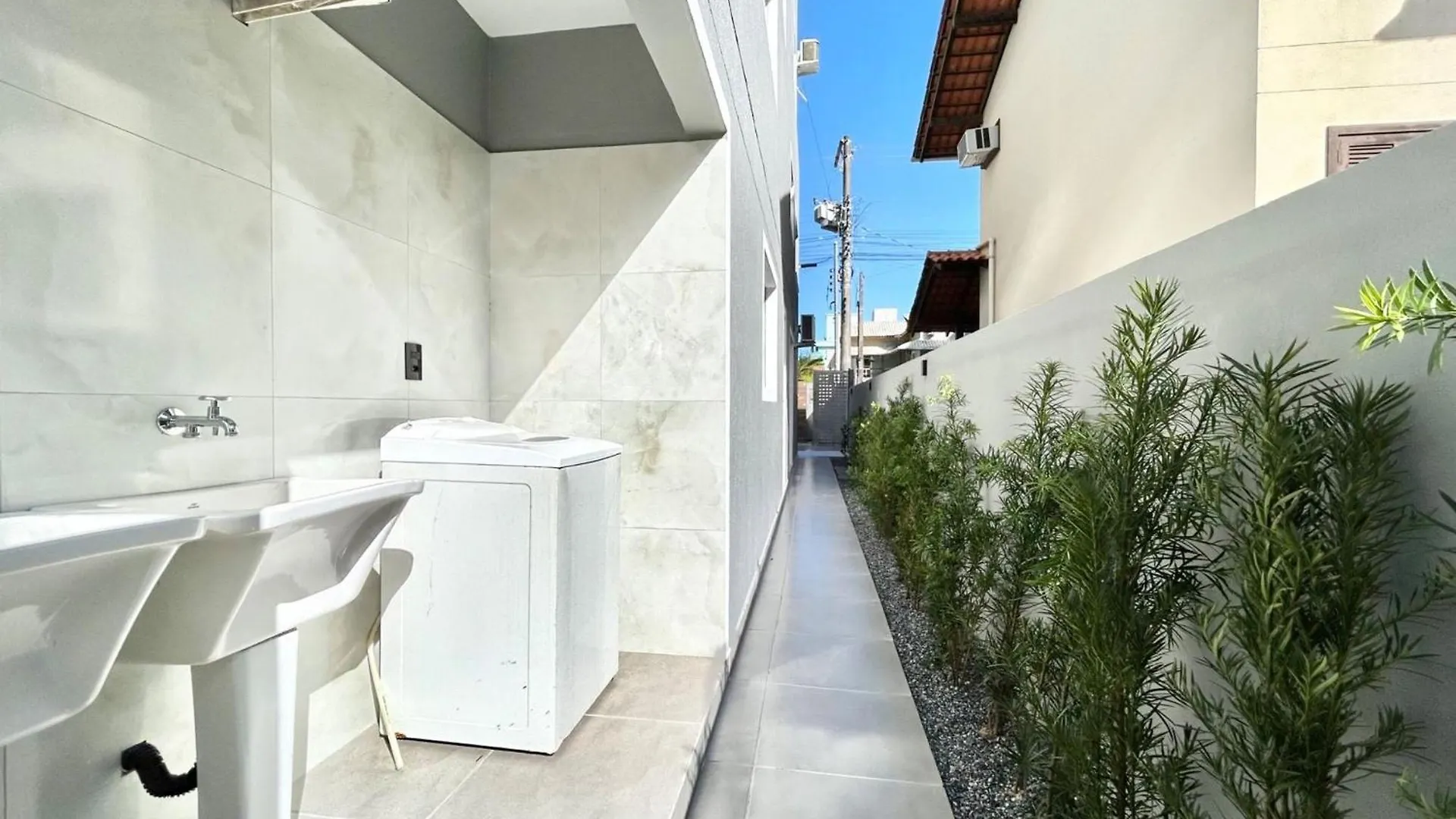 002 - Apartamento Monoambiente Em Lindo Residencial Com Piscina Na Praia De Bombas Bombinhas Brazil