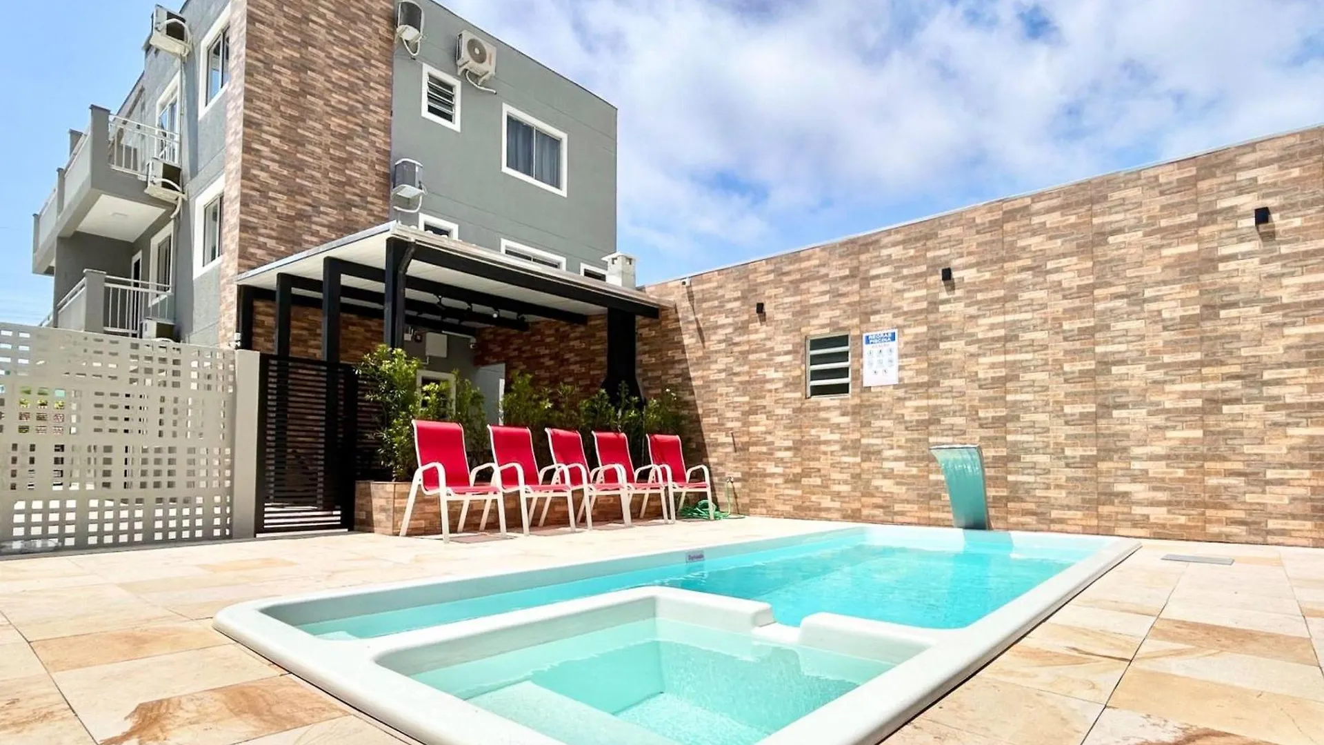 002 - Apartamento Monoambiente Em Lindo Residencial Com Piscina Na Praia De Bombas Bombinhas